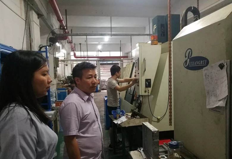 總經(jīng)理李熙堅(jiān)現(xiàn)場(chǎng)介紹生產(chǎn)設(shè)備 總經(jīng)理李熙堅(jiān)現(xiàn)場(chǎng)介紹生產(chǎn)設(shè)備