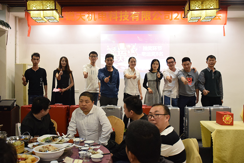 幸運(yùn)獎(jiǎng)行李箱一個(gè) 幸運(yùn)獎(jiǎng)行李箱一個(gè)