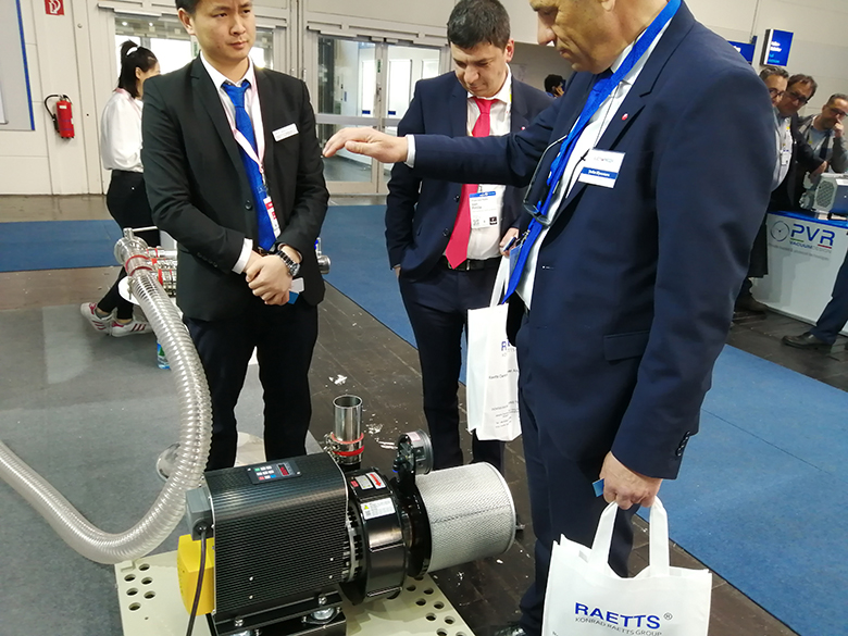 展會上客戶體驗(yàn)雷茨風(fēng)機(jī) 展會上客戶體驗(yàn)雷茨風(fēng)機(jī)