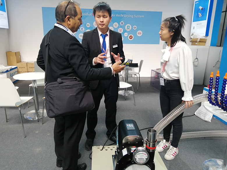 銳天為觀展人員耐心的講解 銳天為觀展人員耐心的講解